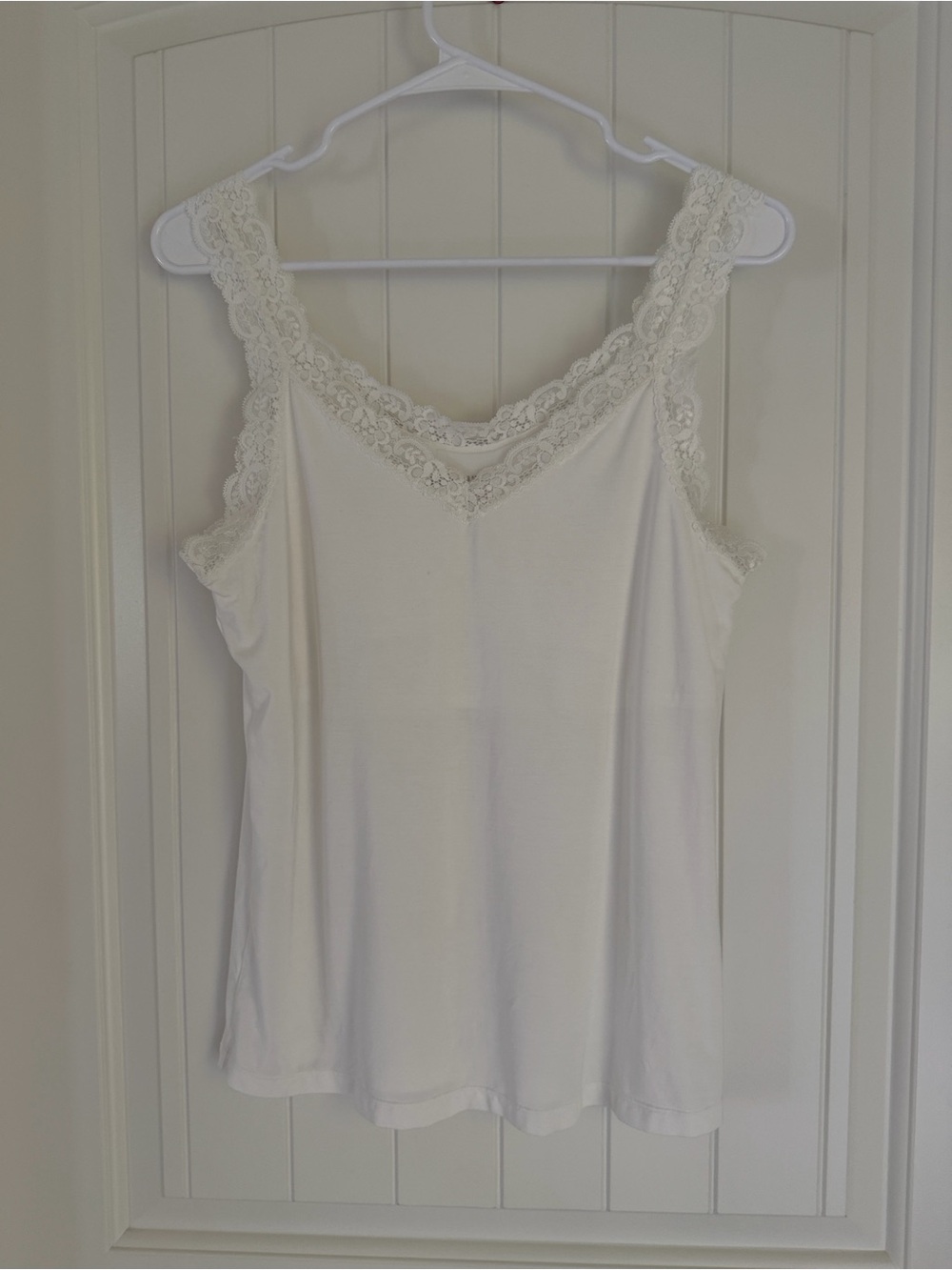 Women's Lace Trim V-Neck Tank Top - White